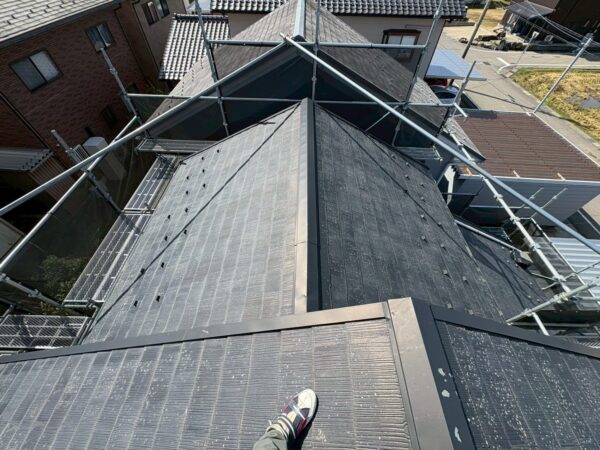 川口市にて屋根修理・雨漏り予防〈スレートからアスファルトシングルへのカバー工法〉の施工前写真