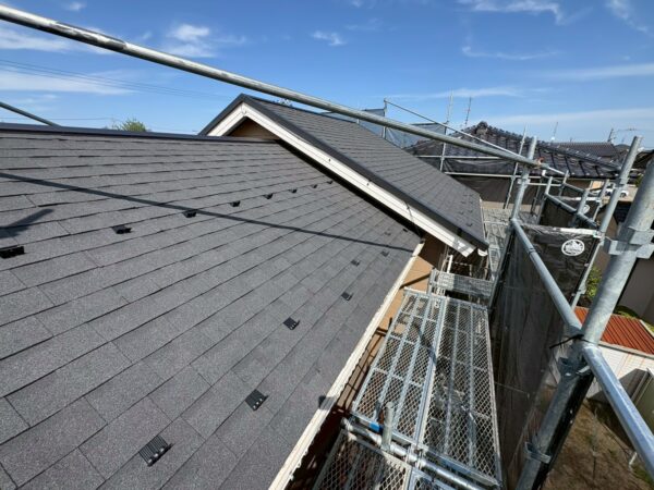川口市にて屋根修理・雨漏り予防〈スレートからアスファルトシングルへのカバー工法〉の施工後写真