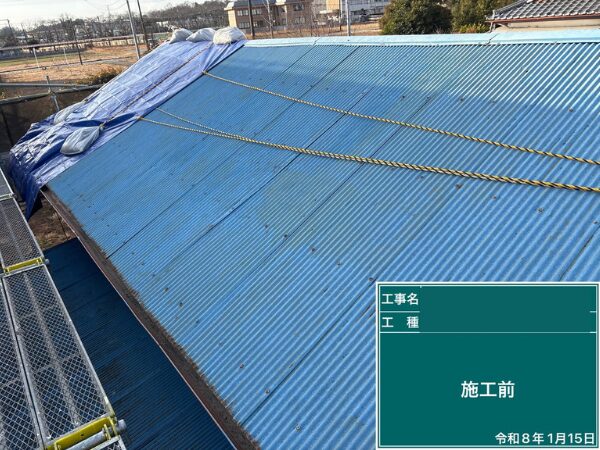 川口市にて雨漏り修理・葺き替え工事〈トタンからスーパーガルテクトへの葺き替え〉の施工前写真
