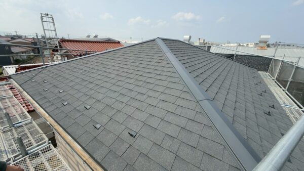 川口市にて雨漏り修理・屋根修理〈アルマ屋根への葺き替え工事〉の施工後写真